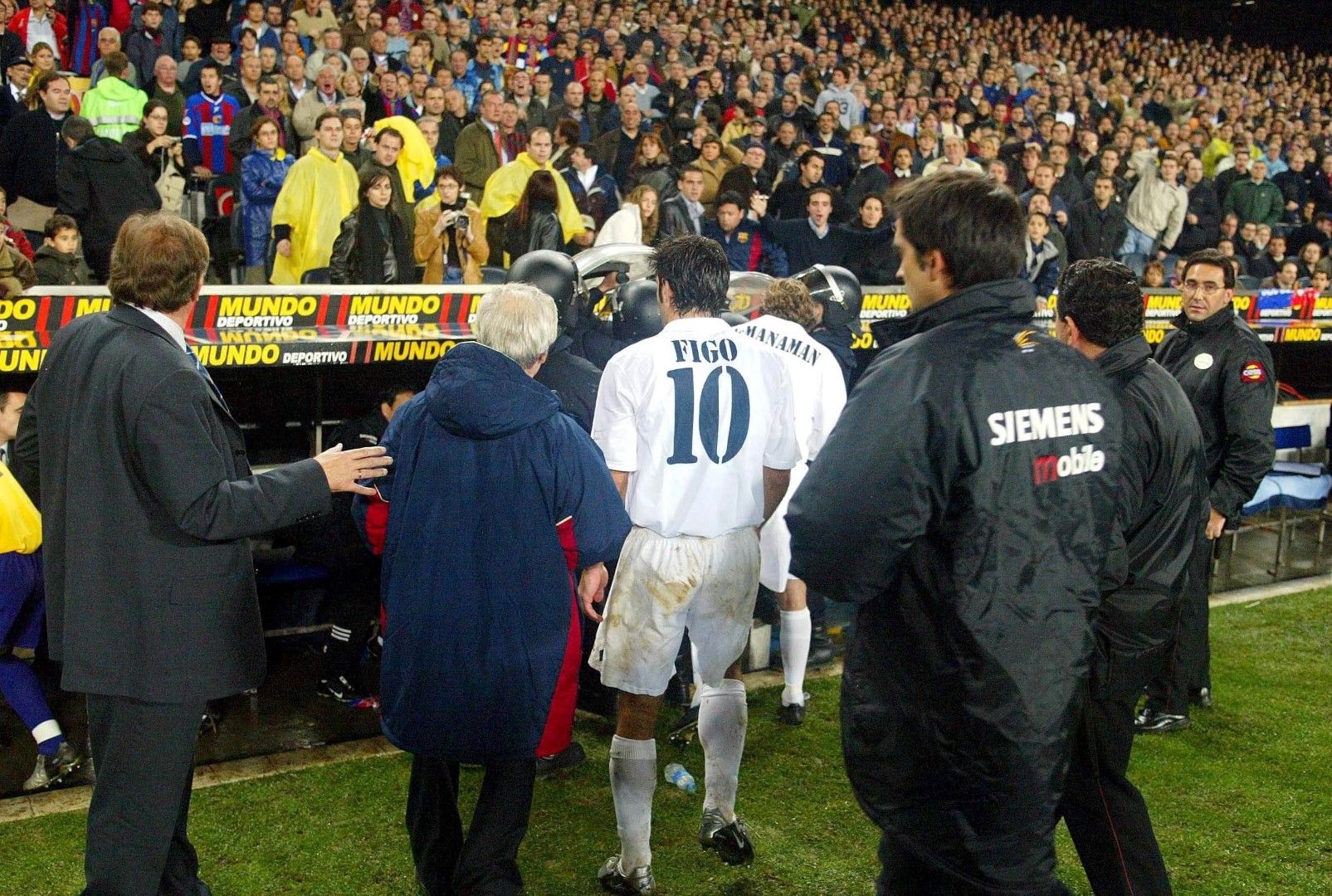 Реал - Барселона. Трансферът на Луиш Фиго бе повратен момент през 2000 г. и всяка поява на португалеца с екипа на Реал в град Барселона бе посрещана като на война.