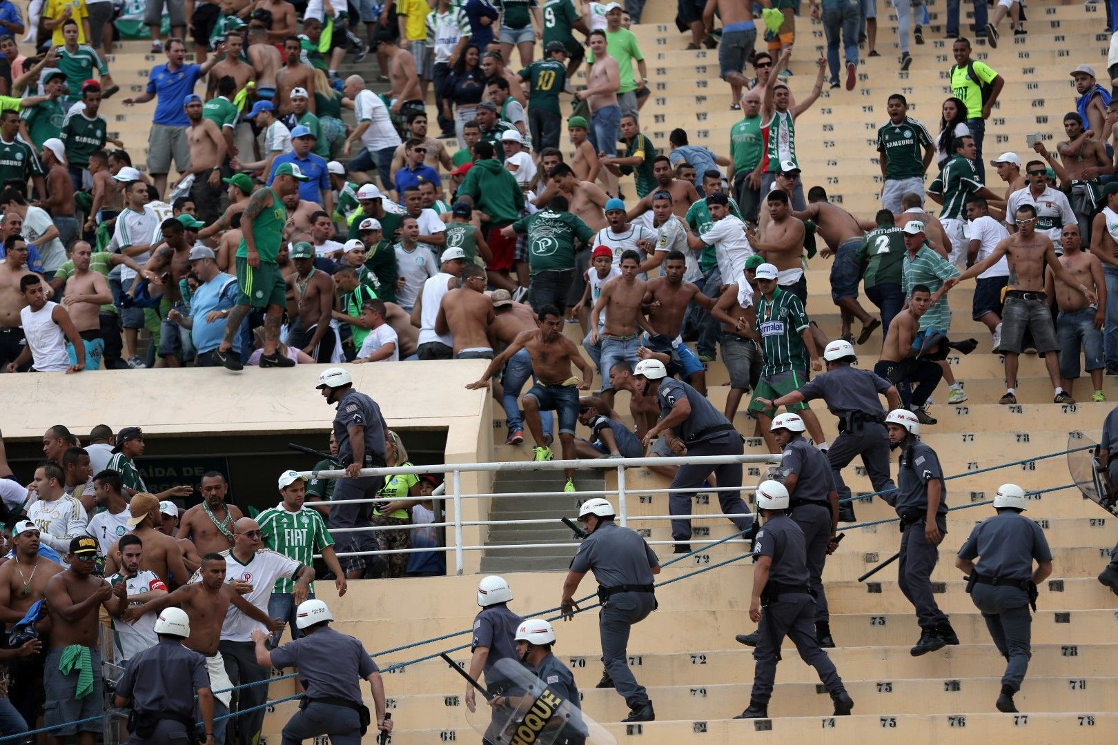 Коринтианс - Палмейрас. Ако Фла-Флу е дербито на класическите отбори от Рио и често е футболно пиршество, сблъсъкът на Сао Пауло е ураган от нерви, побоища и омраза.