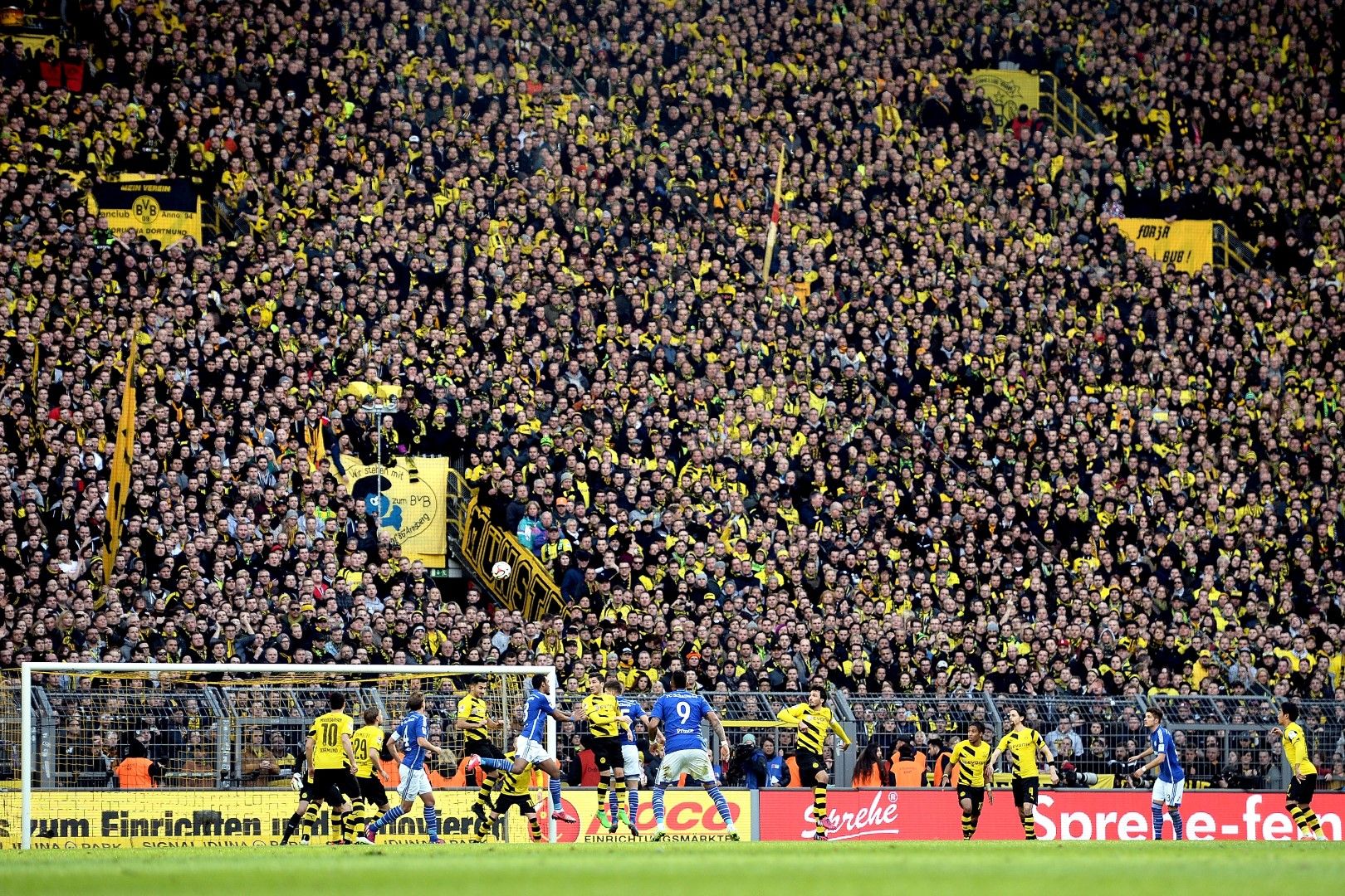 Шалке - Дортмунд. Гледката на Жълтата стена в Дортмунд или трибуната с фенове на Шалке в Гелзенкирхен, в деня на дербито, е впечатляваща.