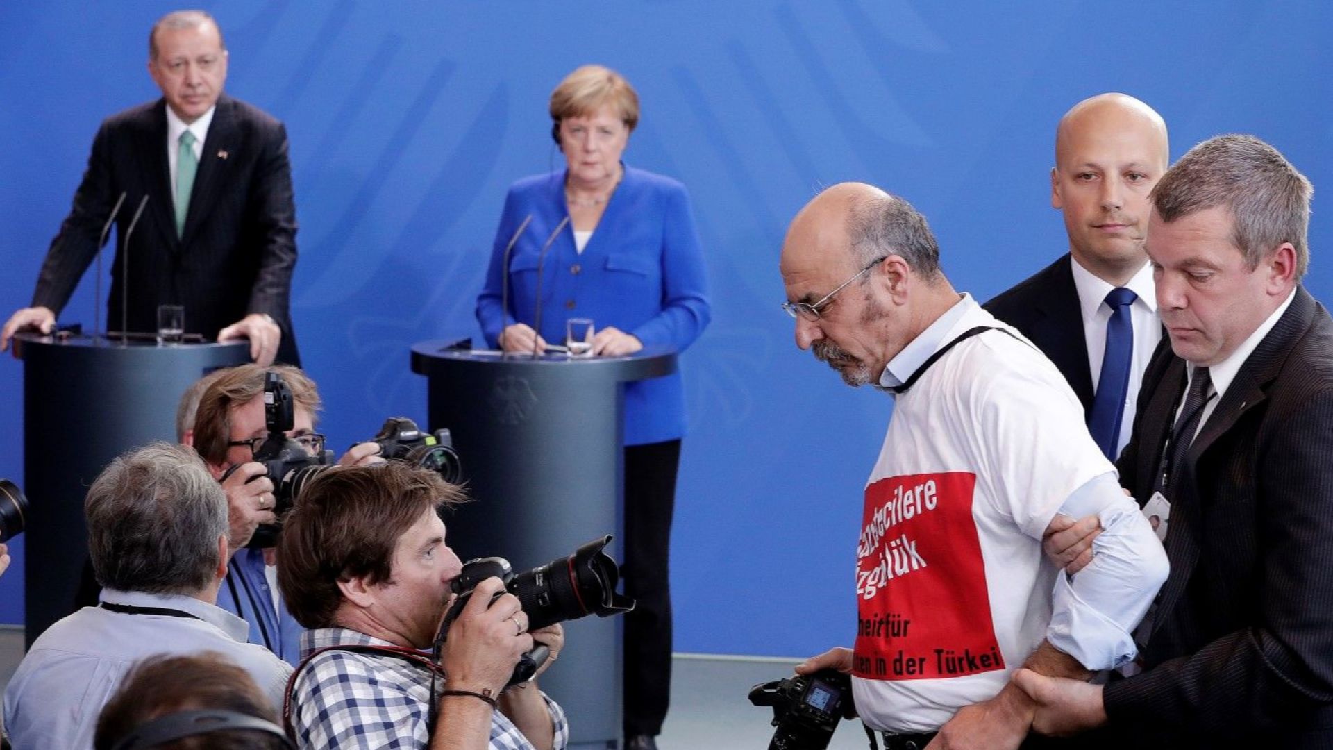 Германските власти обявиха че турският журналист и критик на правителството