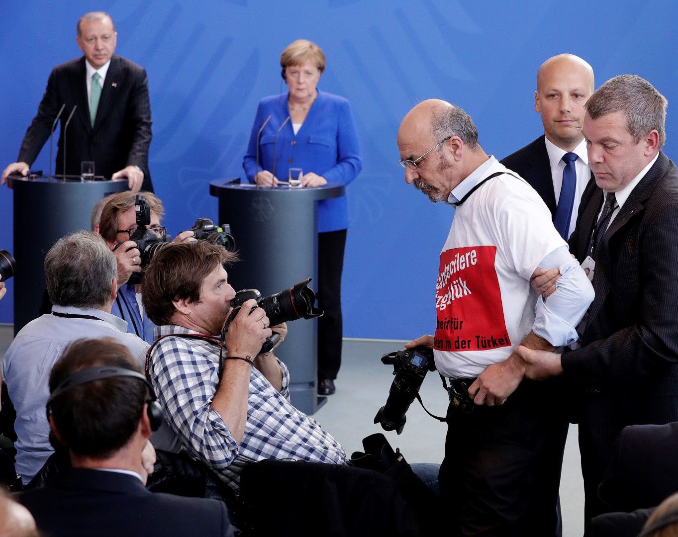 Мъж бе изведен от залата пред погледа на Меркел и Ердоган