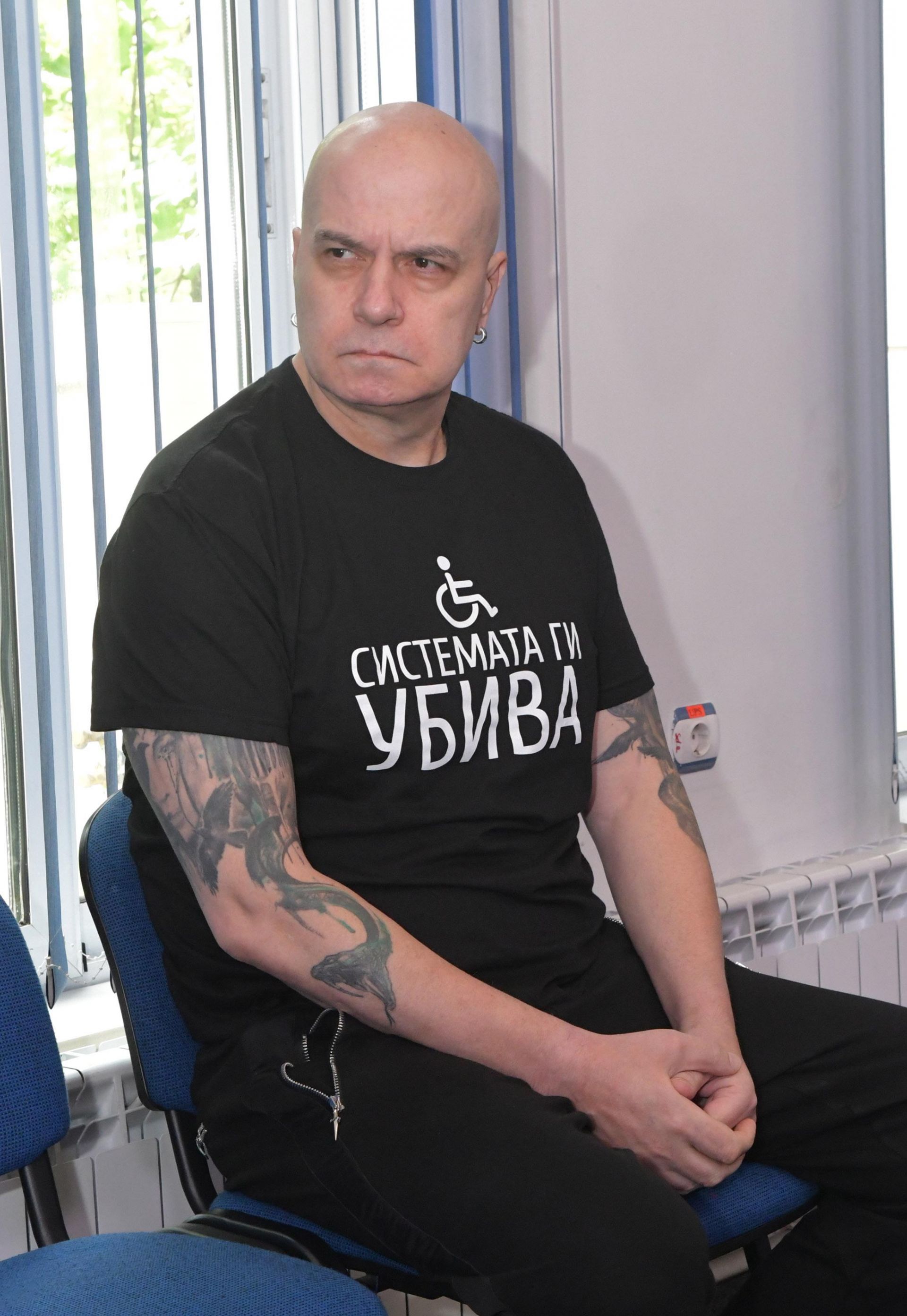 По Конституция религиозните институции са отделени от държавата, заяви Слави Трифонов