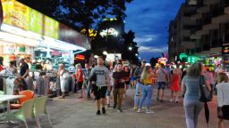 Искат разделяне на градове и курорти на парти и тихи зони