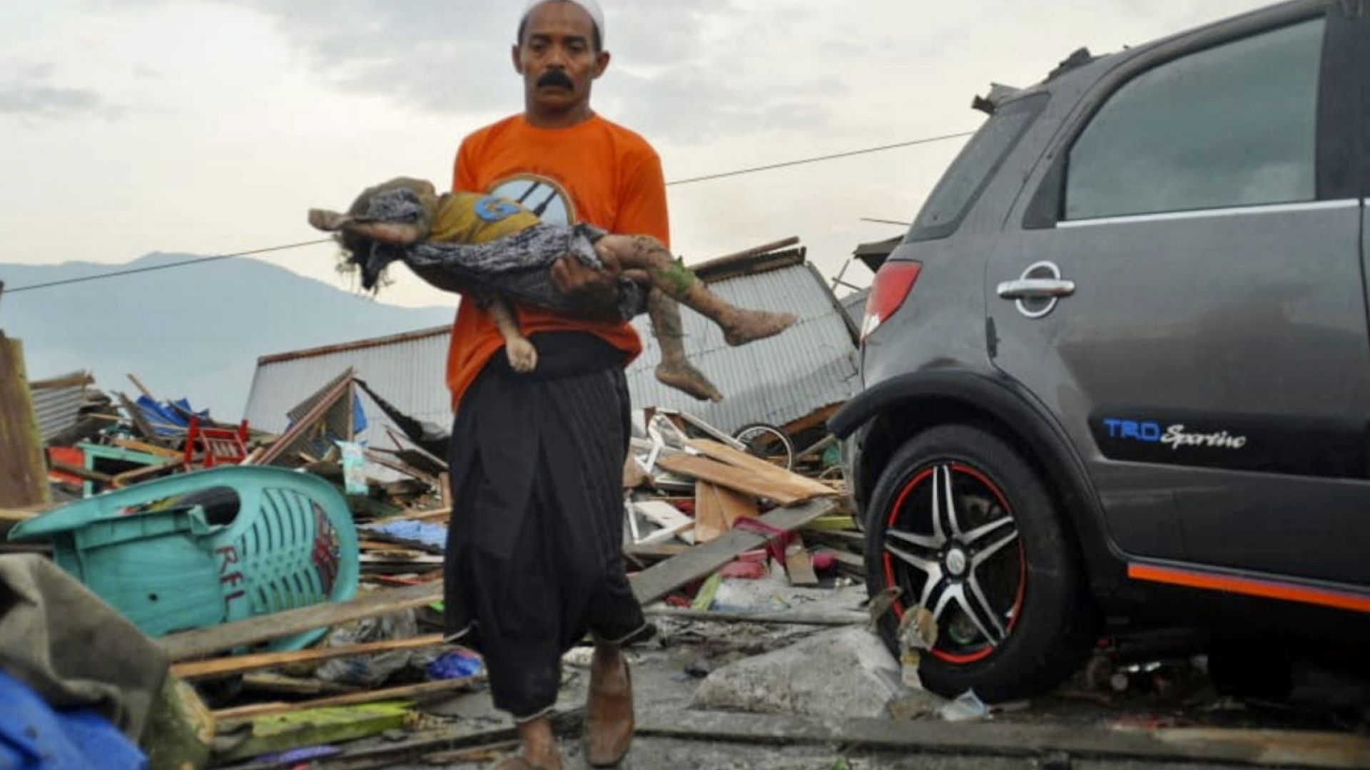 Поне 48 души вече са загинали в индонезийския град Палу
