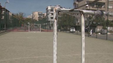 Близките и общината спорят, след като футболна врата затисна 14-годишния Михаил
