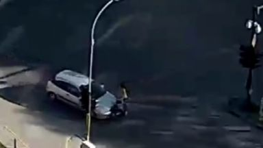 Кола удари майка с количка на кръстовище във Варна