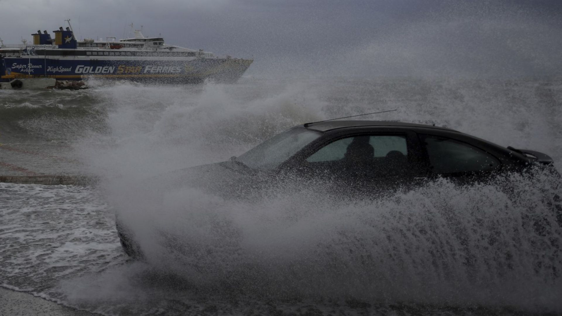 Циклонът Ксенофон вече вилнее в Южна Гърция и удари градчетата
