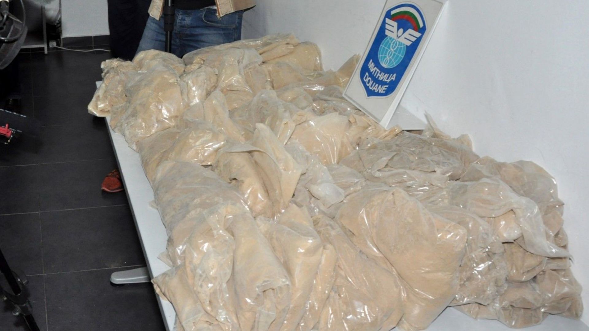 Виж още Стотици килограми хероин заловиха при спецакция на Капитан