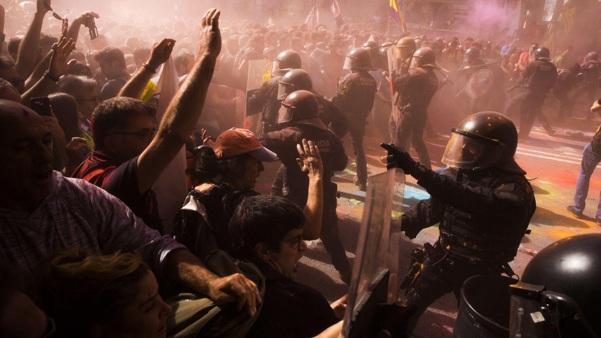 Полицията влезе днес в центъра на Барселона в сблъсък с