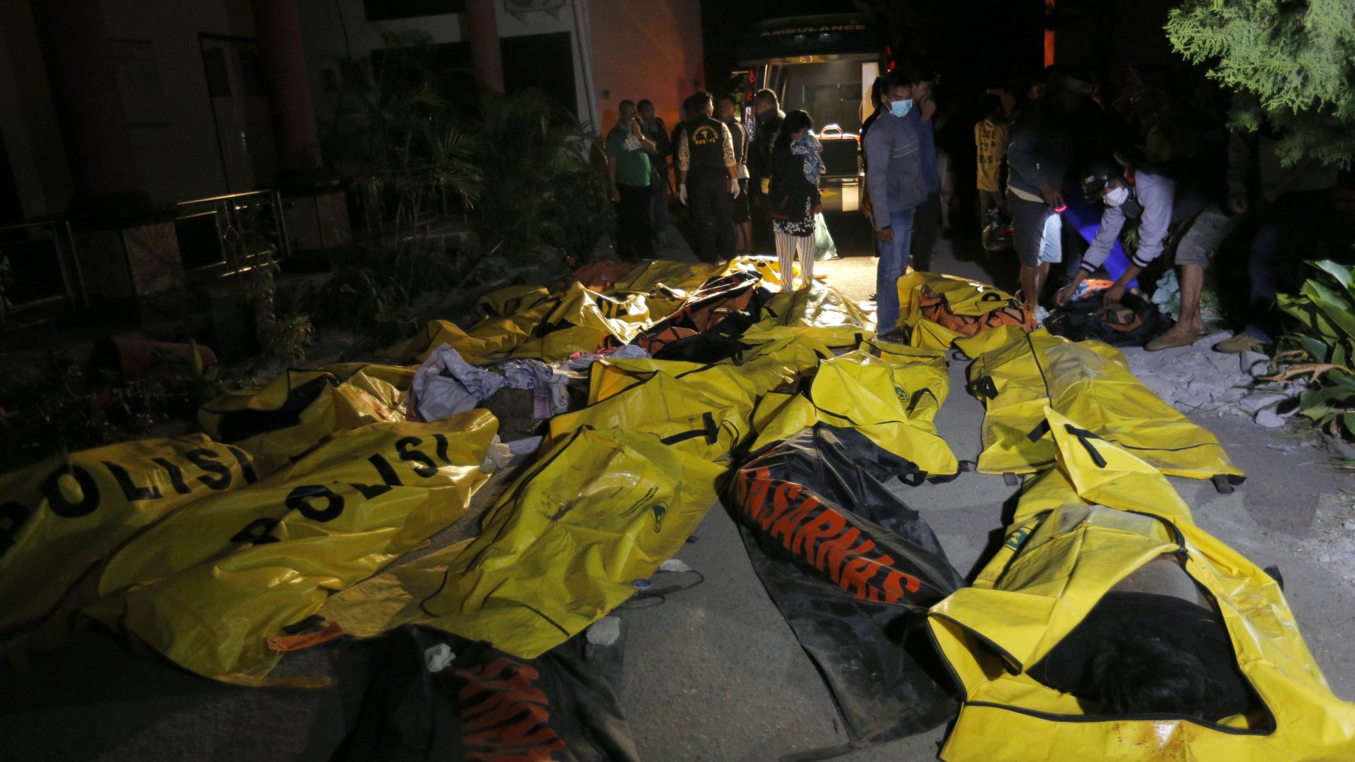 Над 400 са жертвите от земетресенията и цунамито в Индонезия