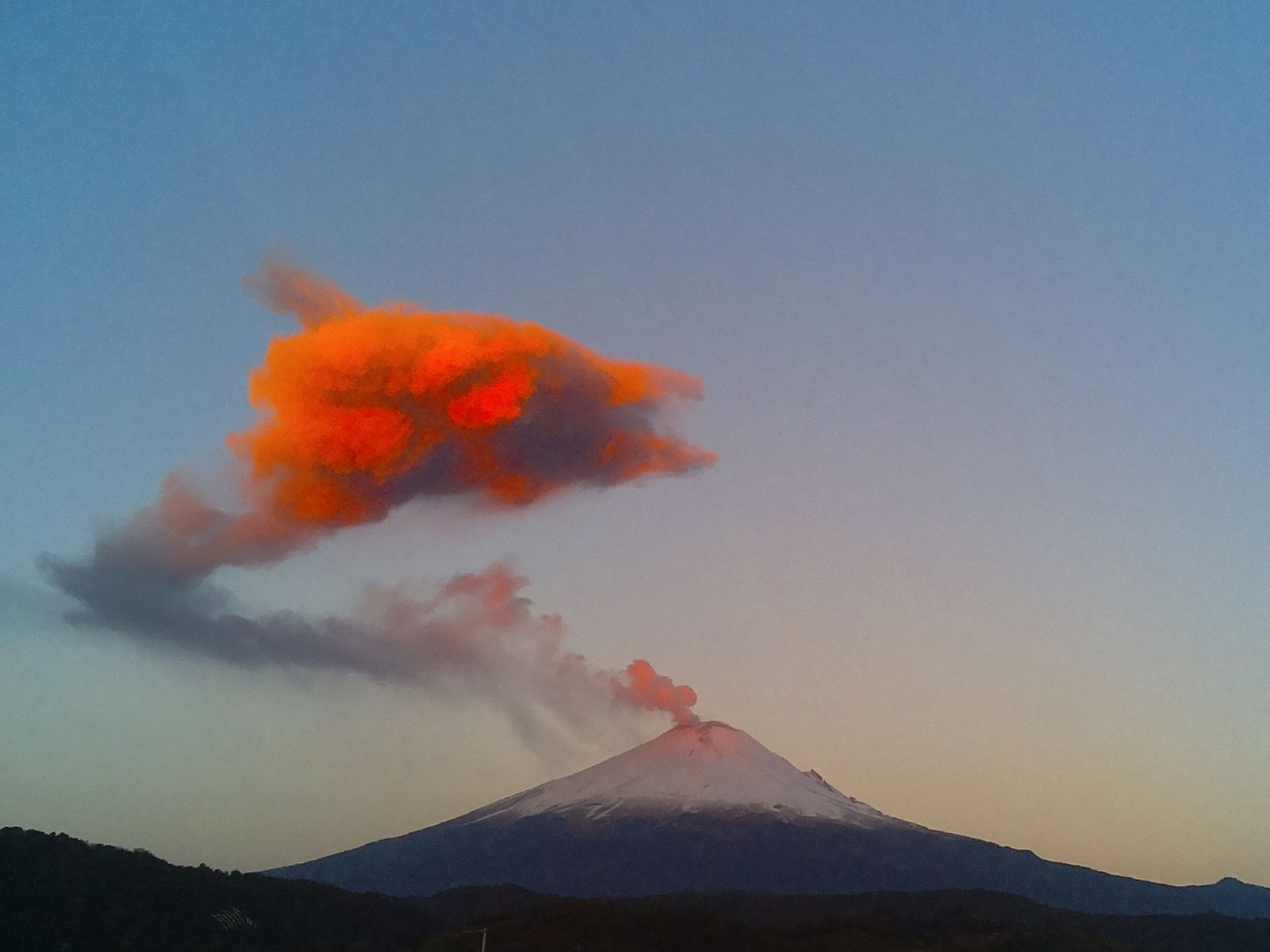 Вулканът Попокатепетъл в южната част на Мексико изригна вчера, изпращайки дим и пепел