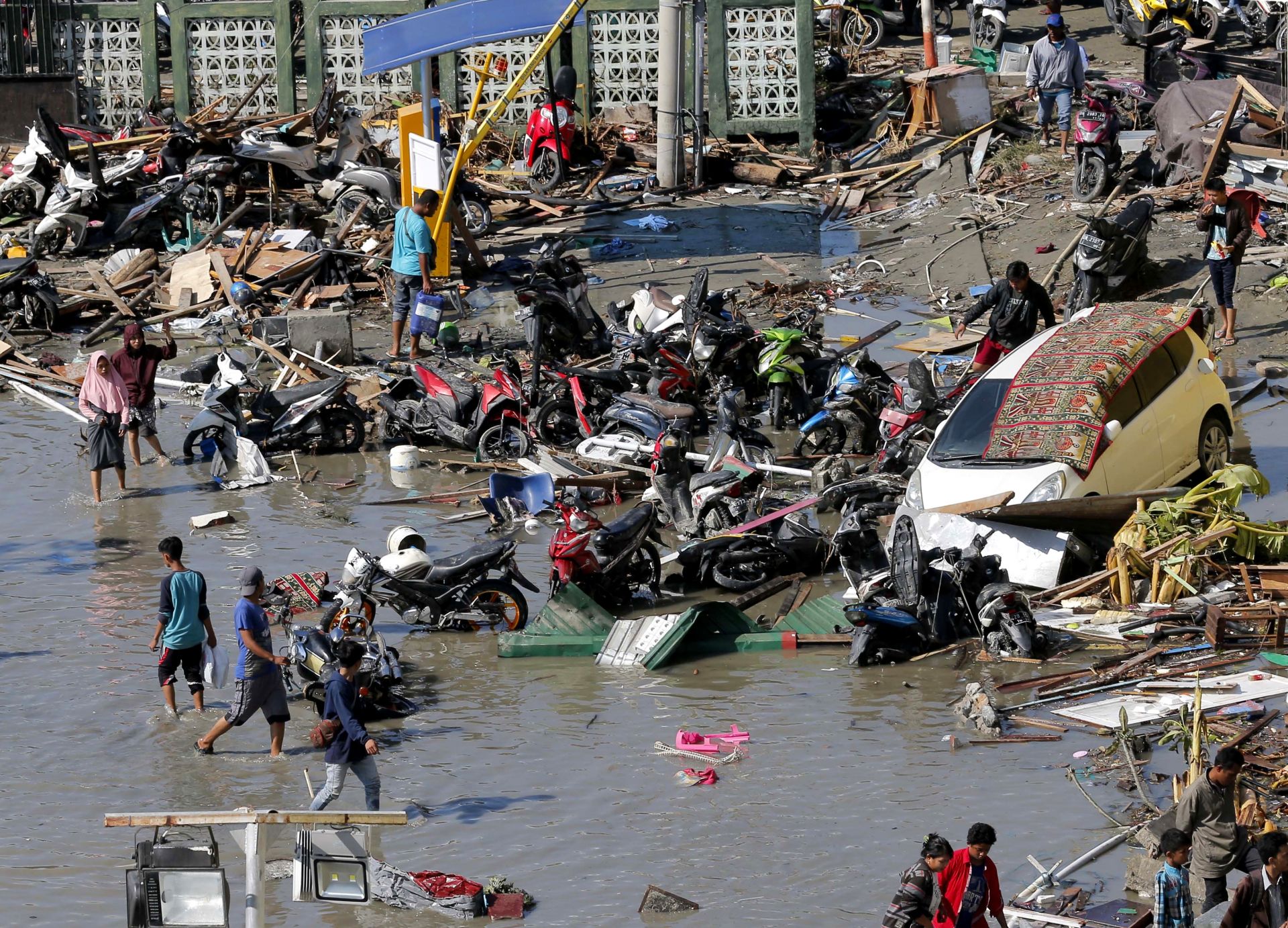 До 832 е достигнал броят на загиналите от земетресенията и породените от тях цунами, поразили завчера индонезийския остров Сулавеси