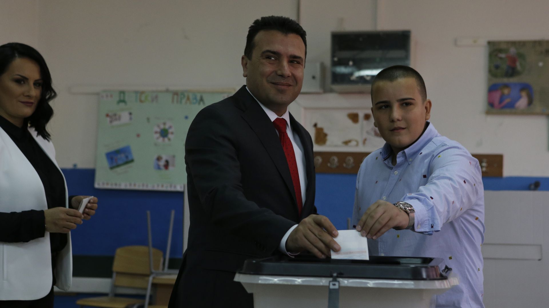 Македонският министър председател Зоран Заев гласува на референдума днес на който