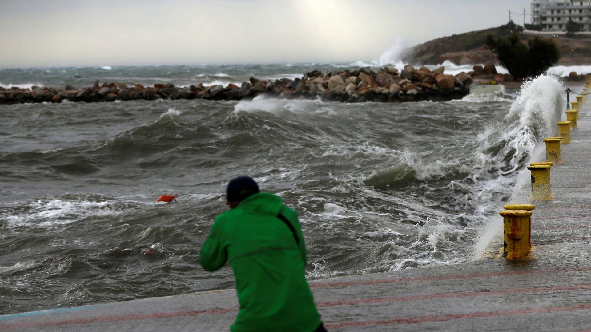 Трима души са изчезнали в Гърция заради мощната буря