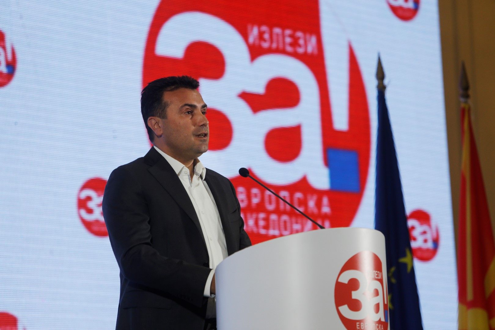 Зоран Заев се закани да продължи да управлява Македония