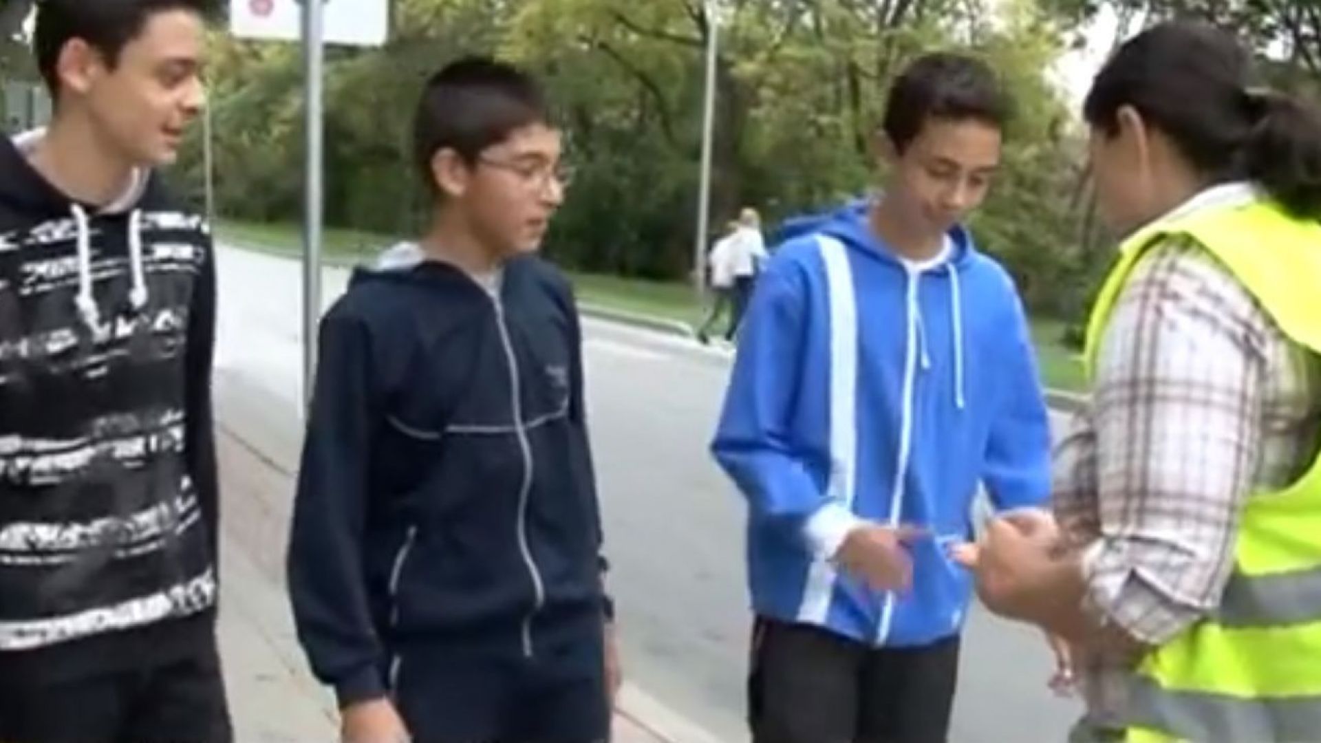 Ученици намериха на улицата пълна чанта с документи и над