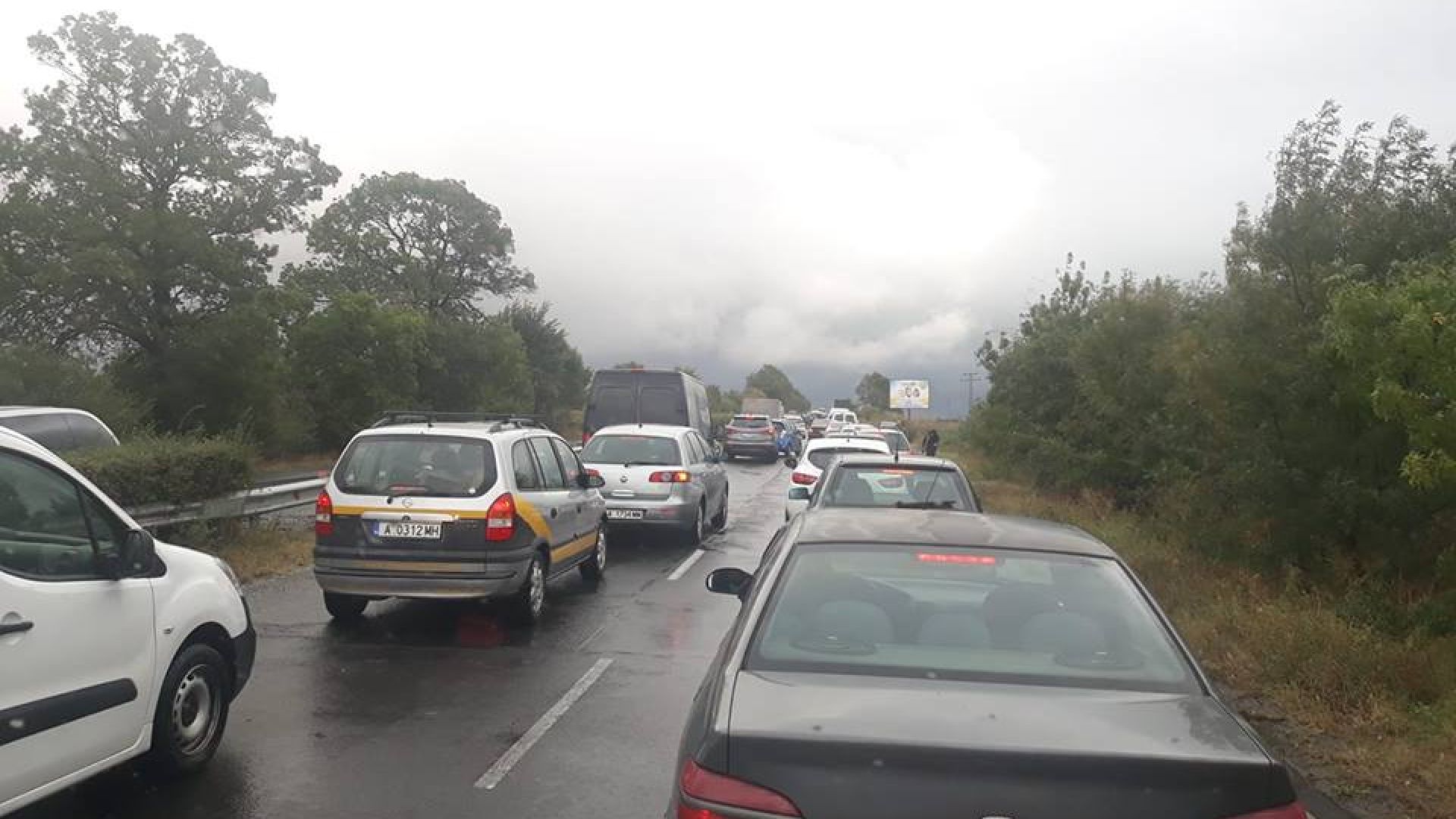 Затруднено е движението на моторни превозни средства по пътя Бургас