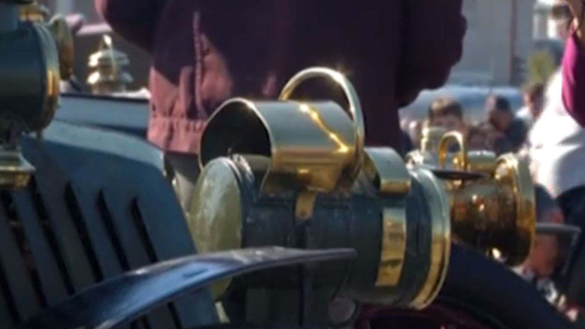 Десетки класически автомобили се събраха пред Елисейския дворец във френската