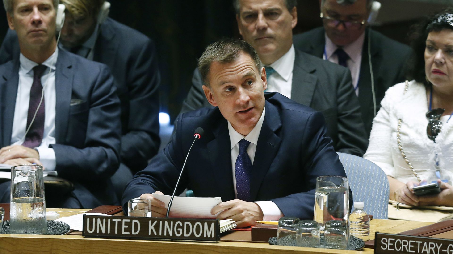 Британският външен министър Джереми Хънт си навлече критики от дипломатическите