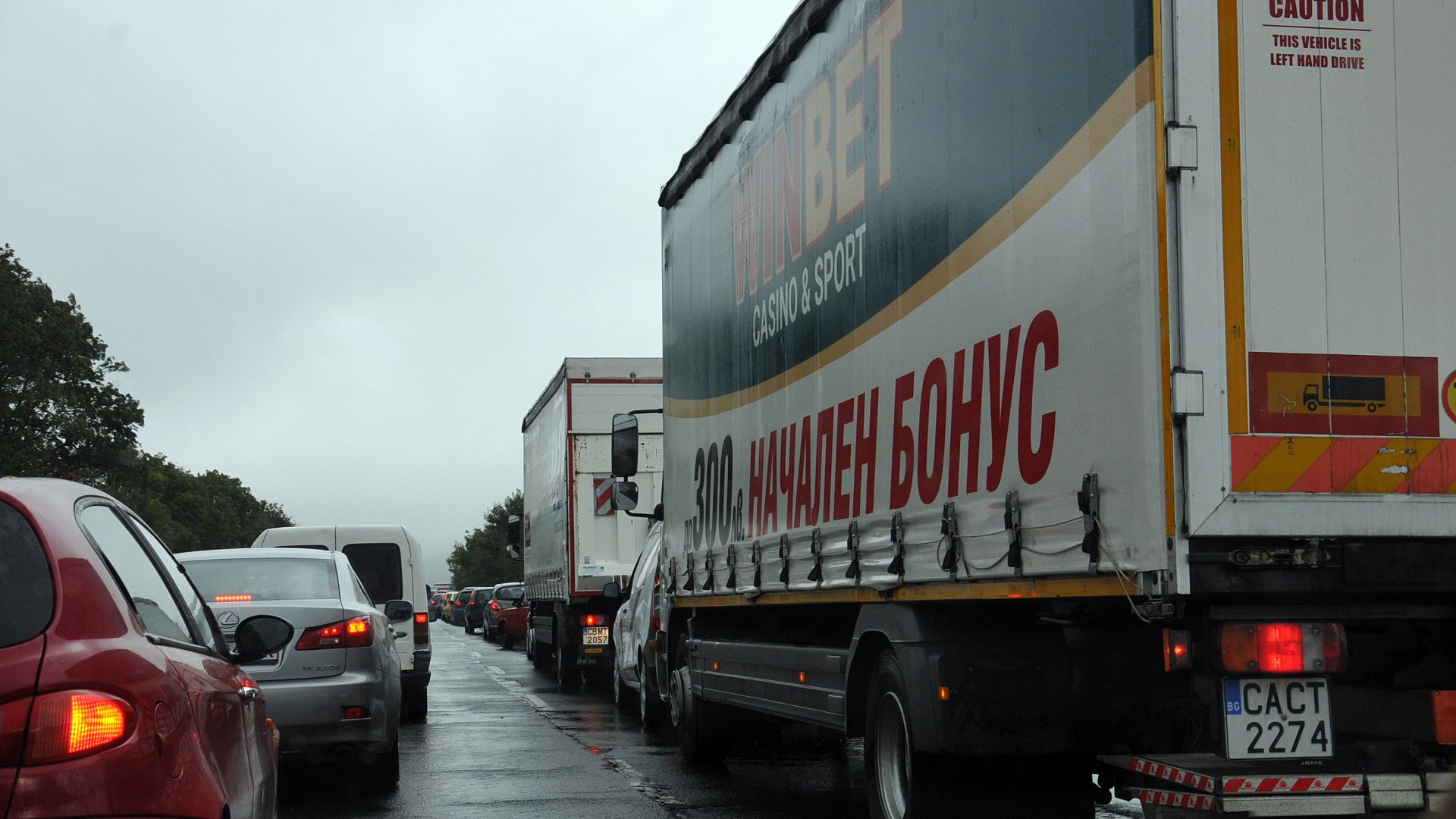 Пороят в Бургаско превърна в реки улици и пътища в