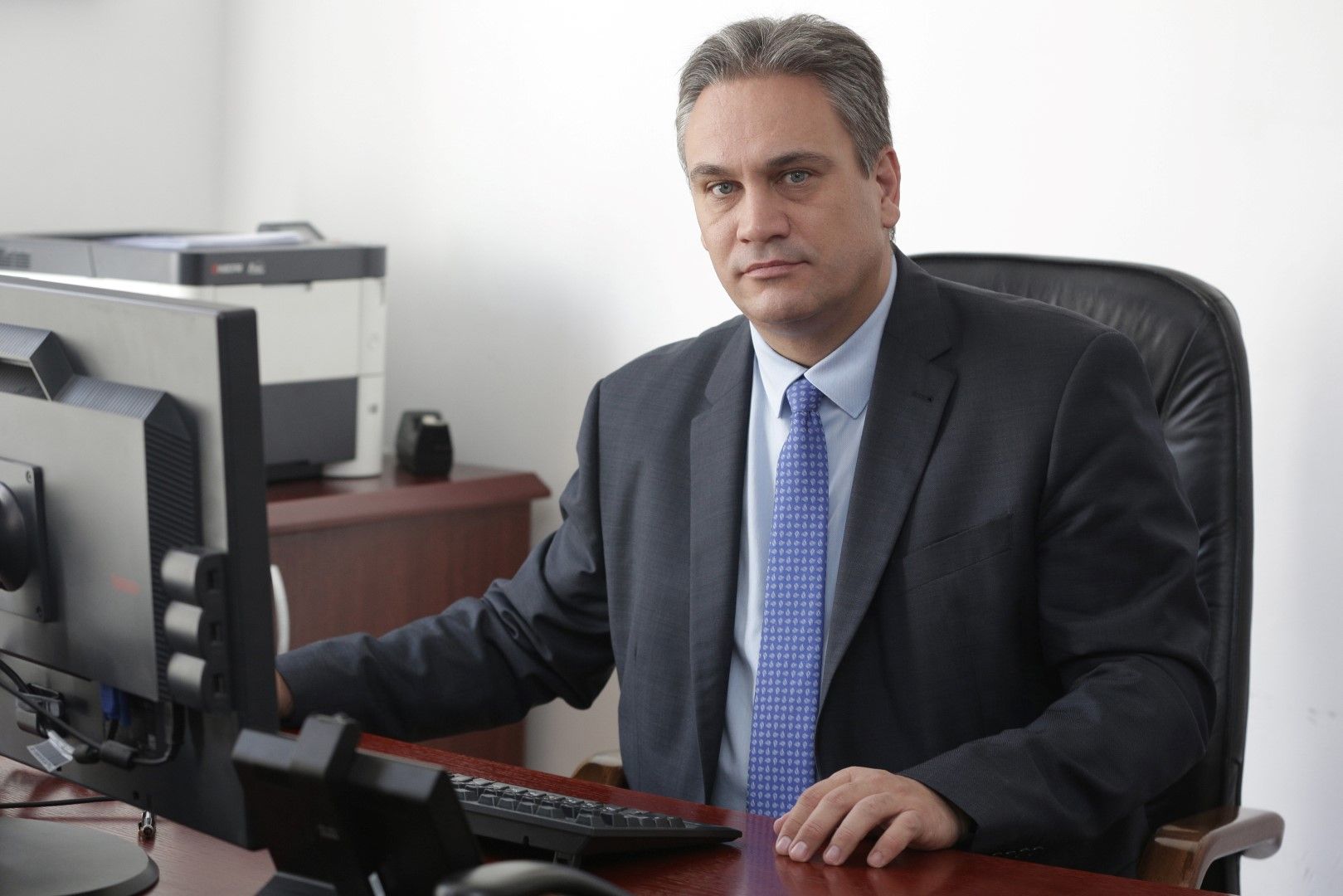 Председателят на комисията Пламен Георгиев излезе в отпска, след като се оказа един от проверяването по имотния скандал