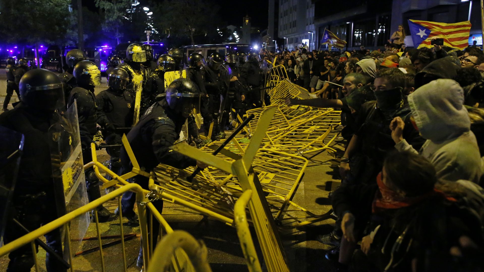 Сблъсъци между демонстранти и полицията избухнаха снощи край сградата на