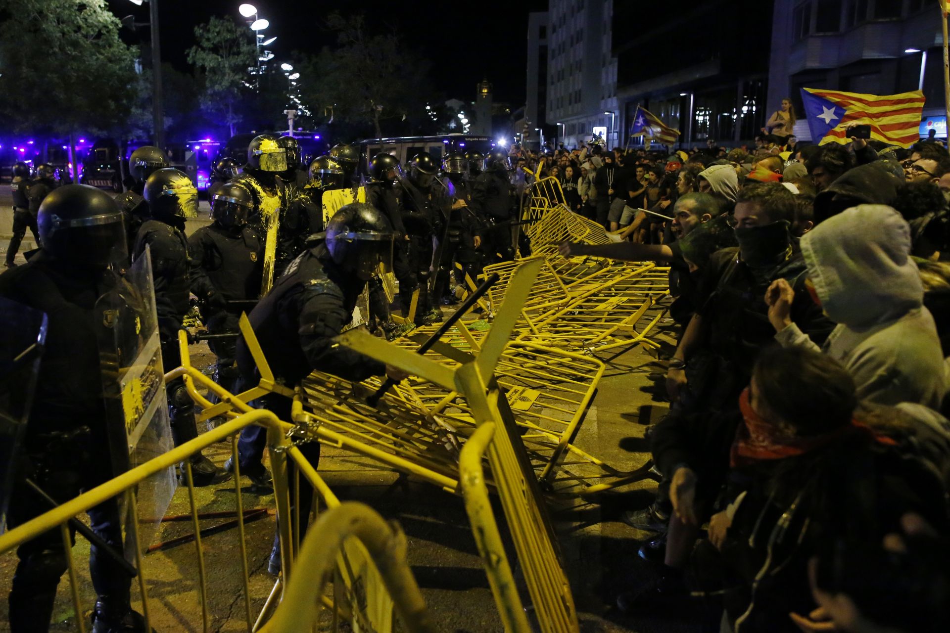 Стотици демонстранти сепаратисти събориха огражденията пред входа на парламента