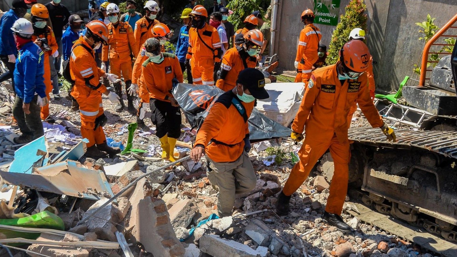 Индонезийски спасители откриха телата на 34 студенти по теология в