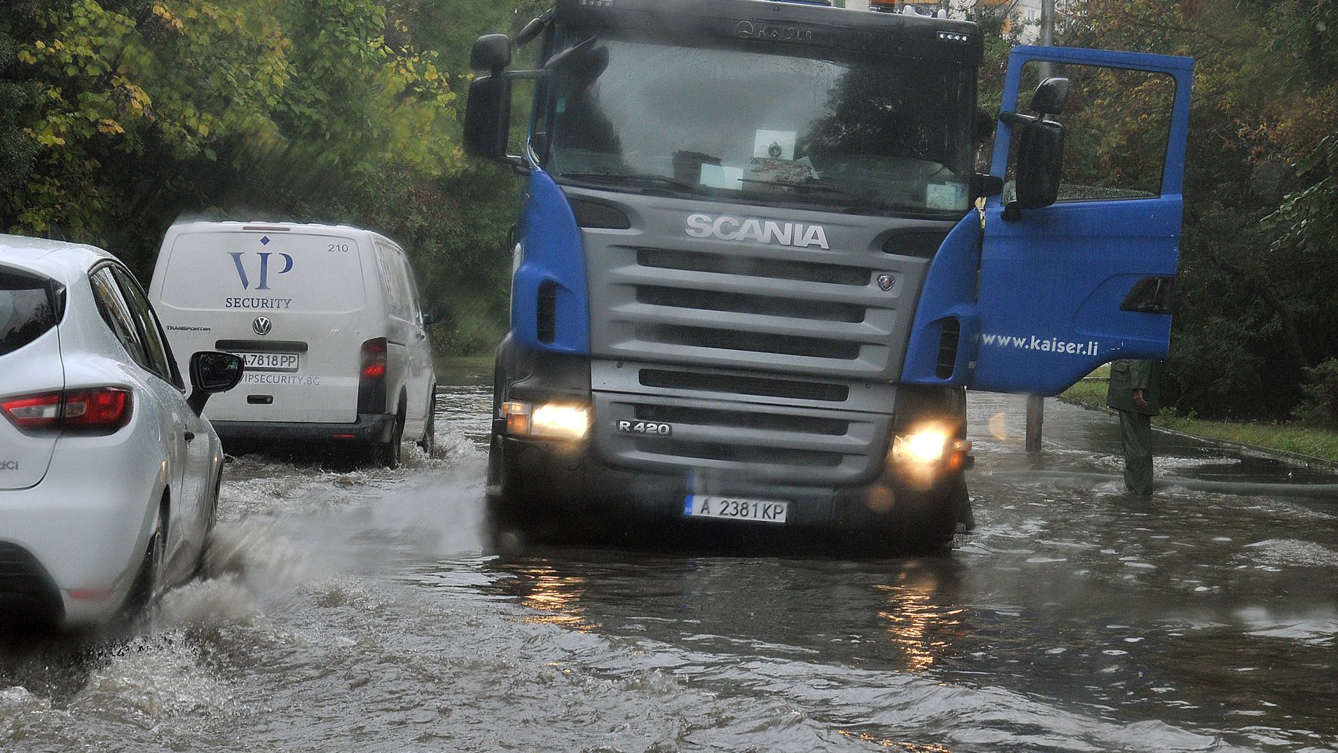 Проливни дъждове заляха улици и сгради в Югоизточна България Сериозни
