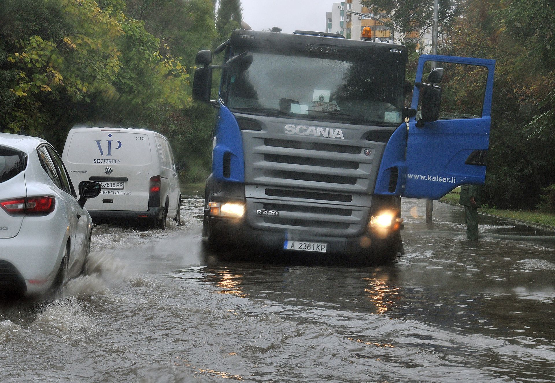 Проливни дъждове заляха улици и сгради в Югоизточна България