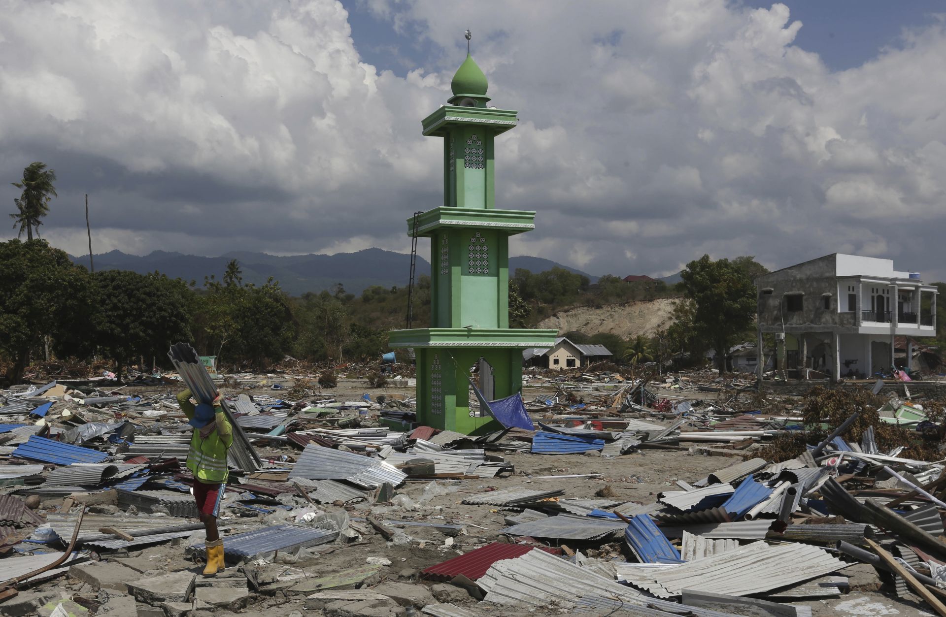 4 дни след труса в Индонезия