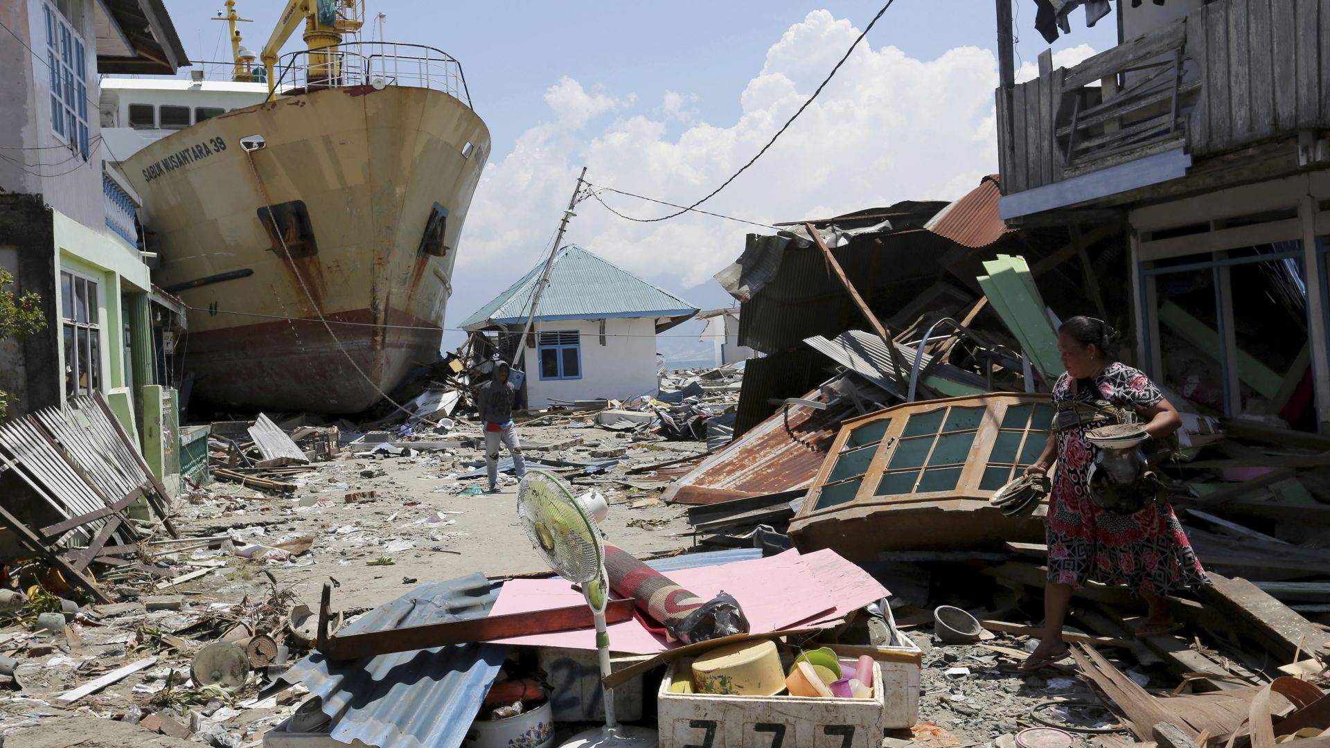 Четири дни след опустошителното земетресение и вълните цунами в Индонезия