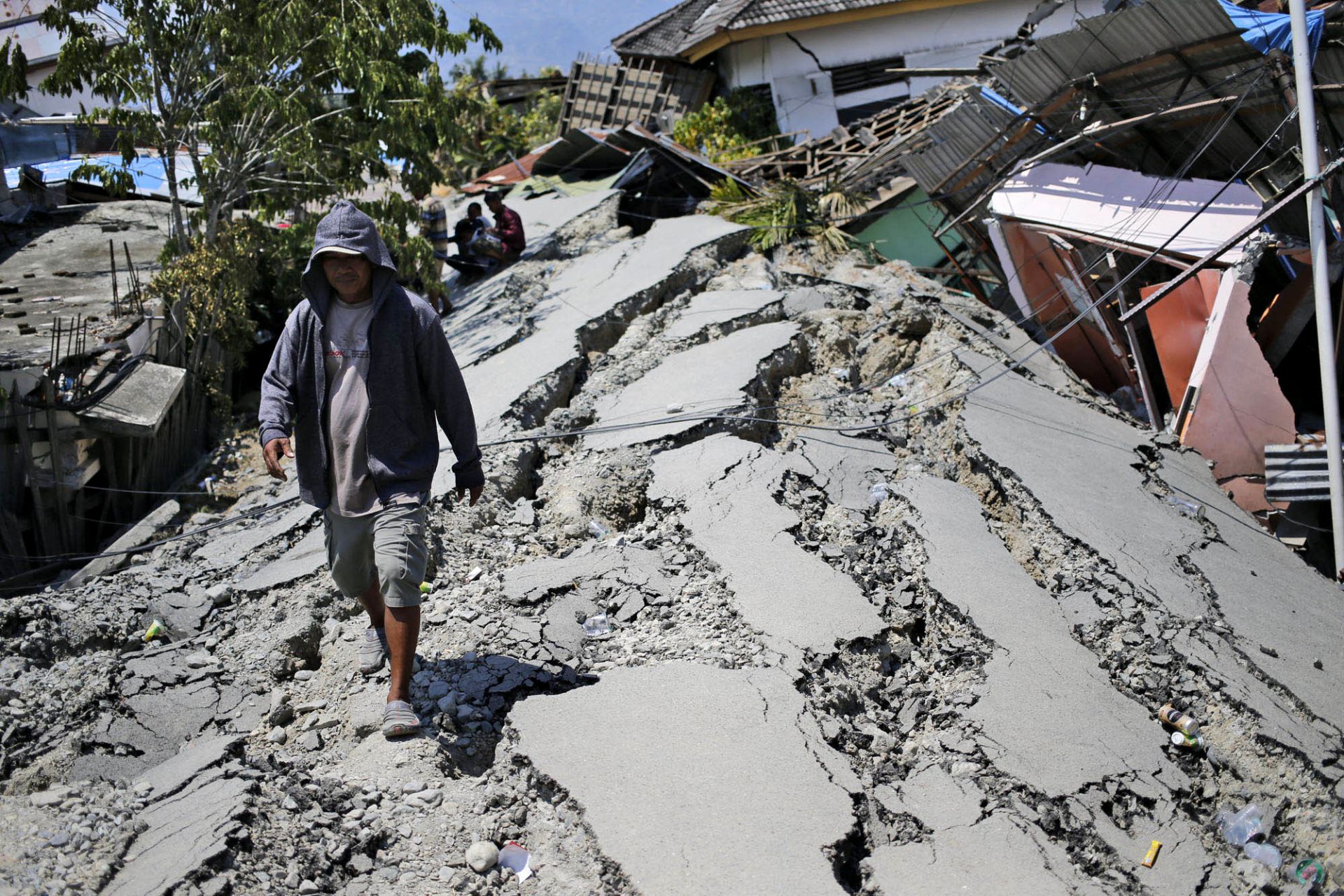 След опустошителния трус от 7,4 по Рихтер в Индонезия