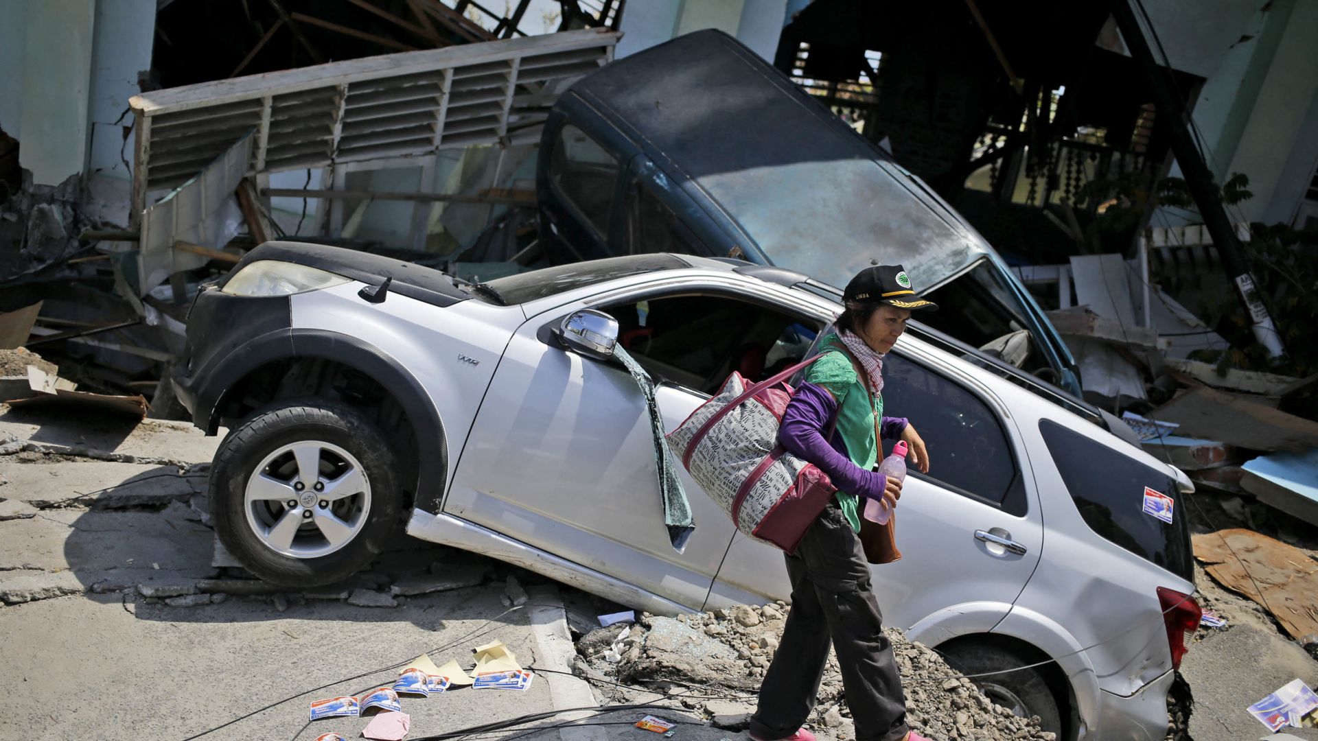 Жертвите на земетресението и цунамито в Индонезия надхвърлиха 2000 души