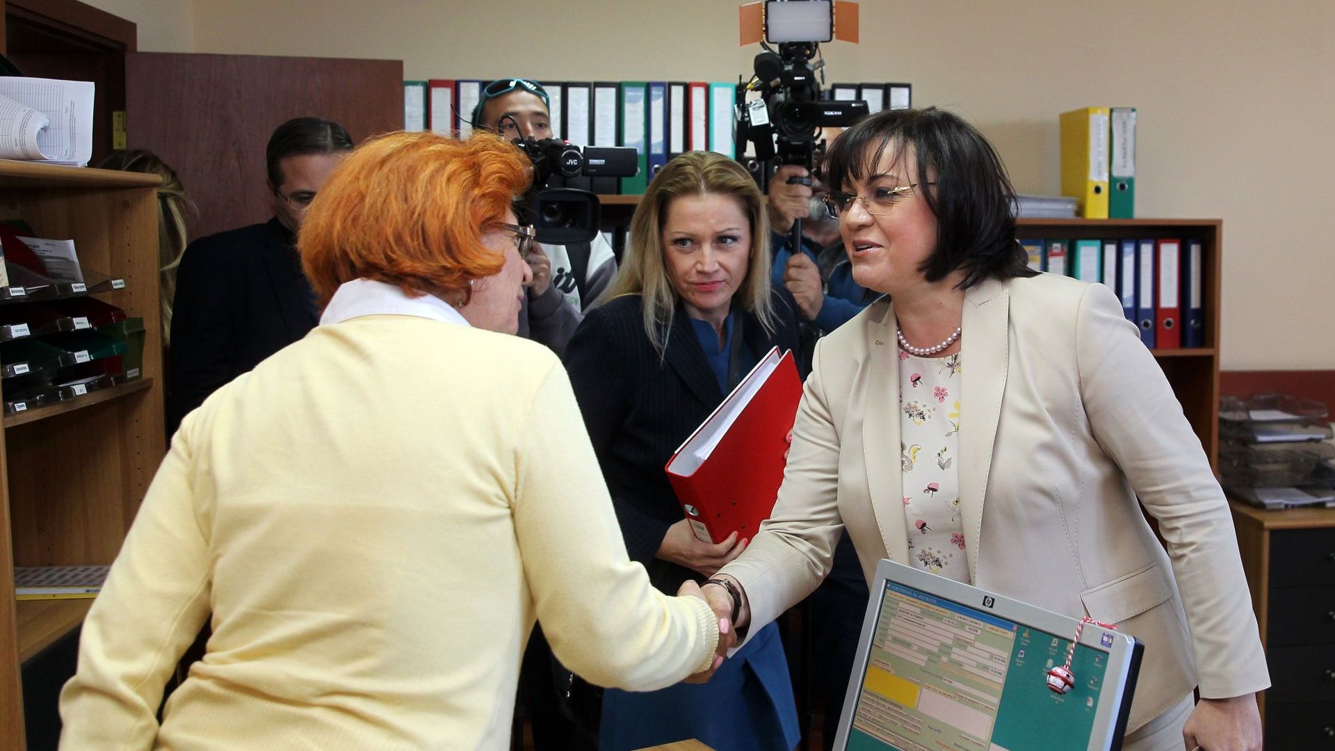 Липсващ документ от Националната агенция по приходите НАП отложи решението