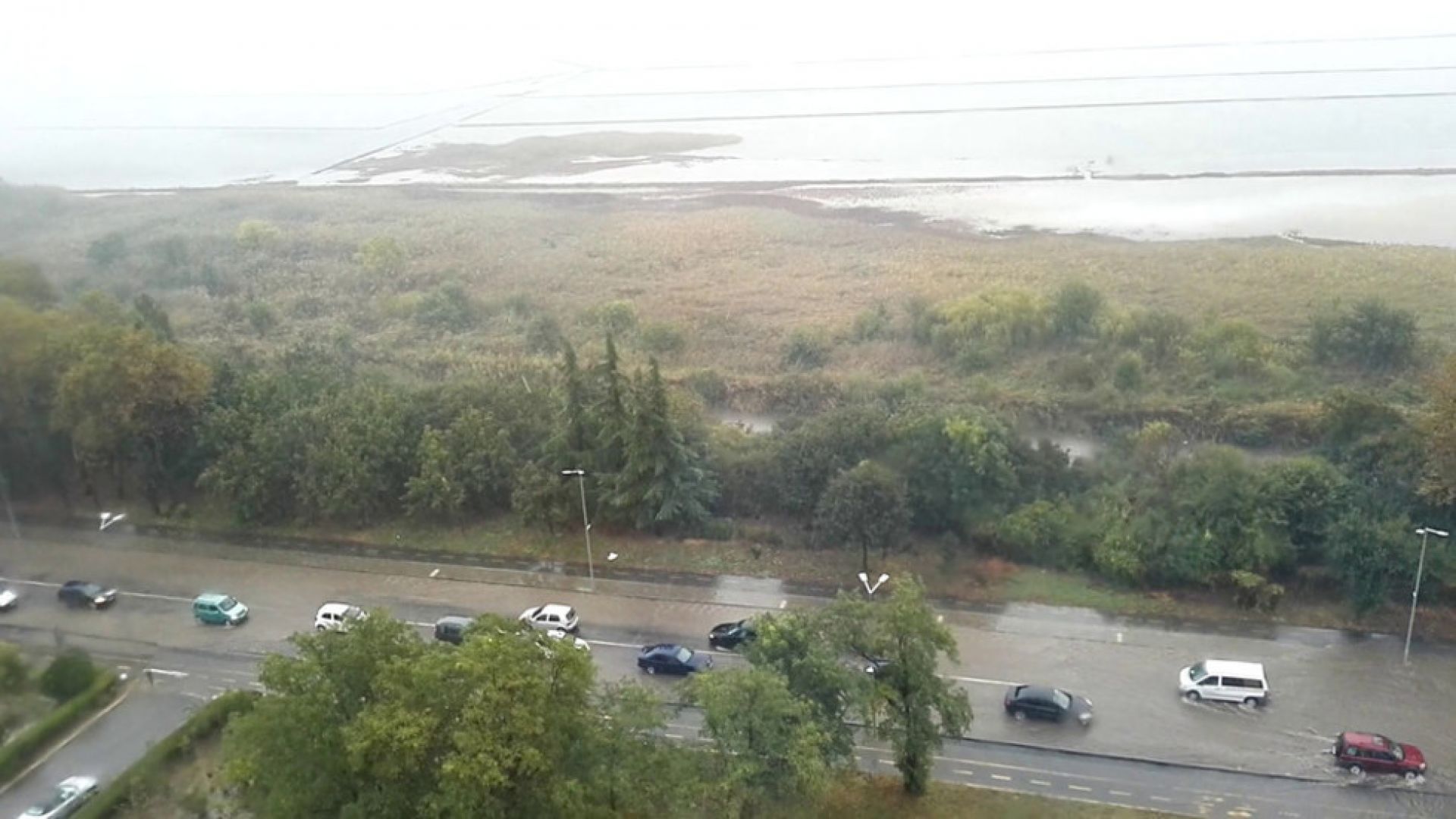 Безсънна нощ прекараха част от жителите на Поморие заради пороя