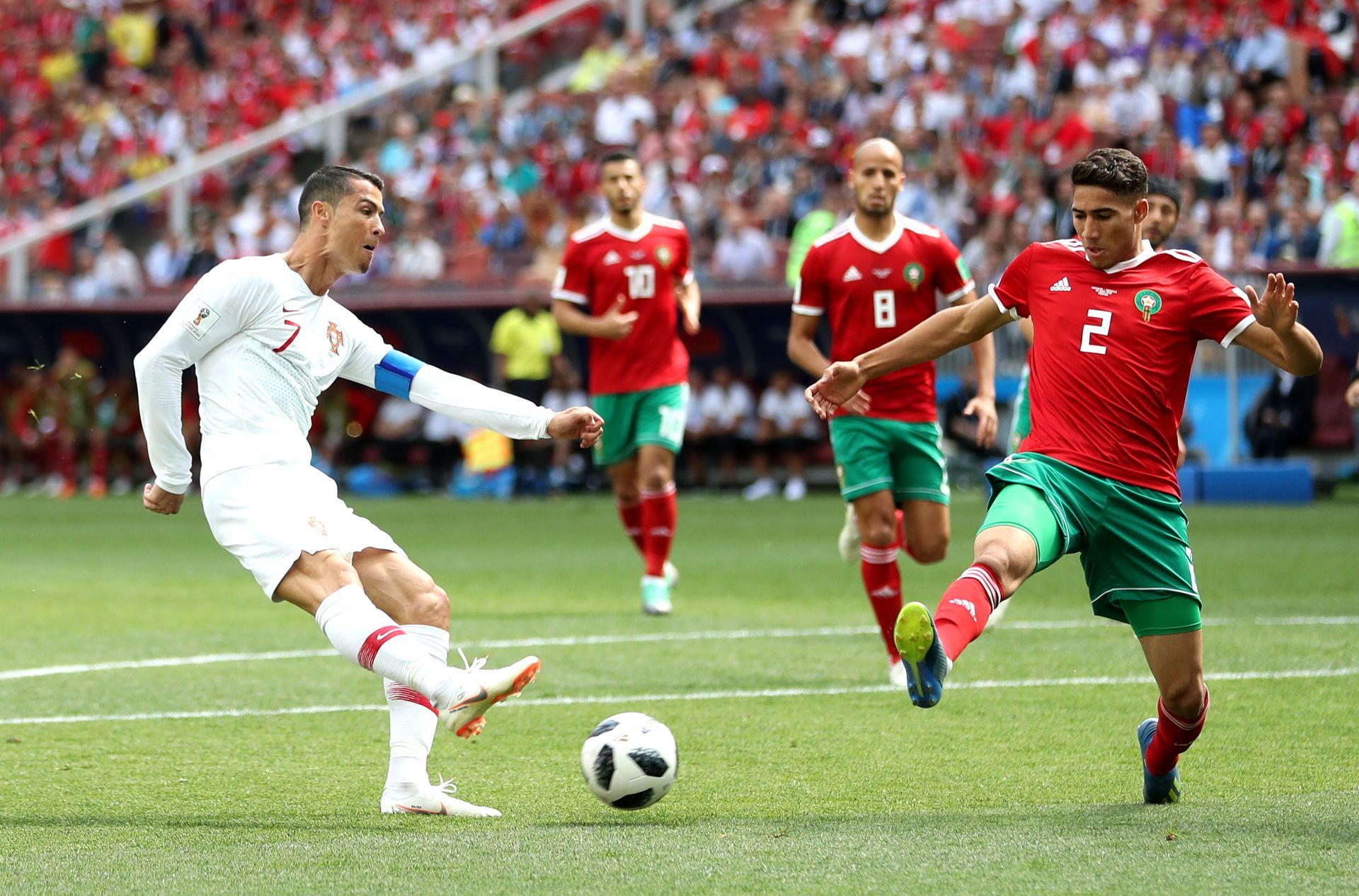 Ашраф Хакими спира Роналдо по време на мача от Мондиал 2018 между Португалия и неговия Мароко. Десният бранител има блестящо бъдеще.