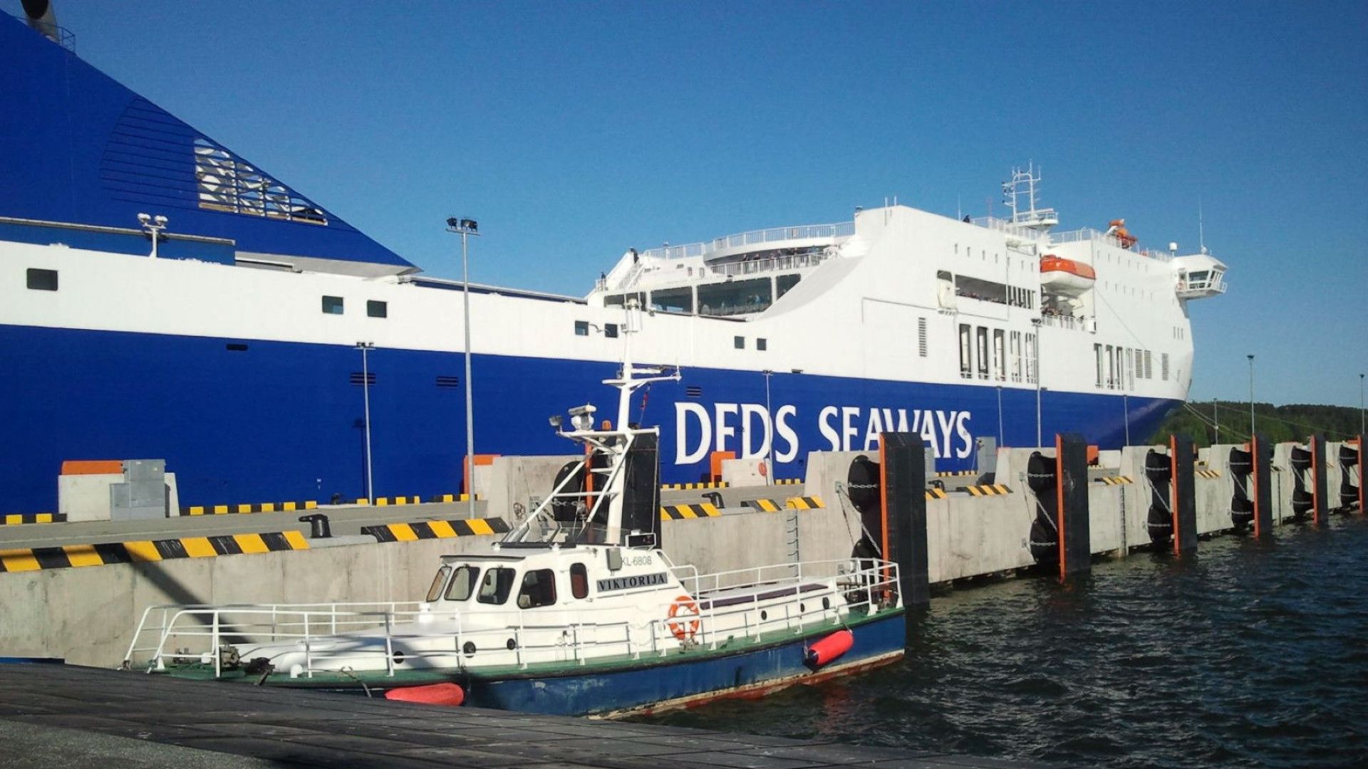 Литовската армия съобщи че ферибот с 335 души гори в