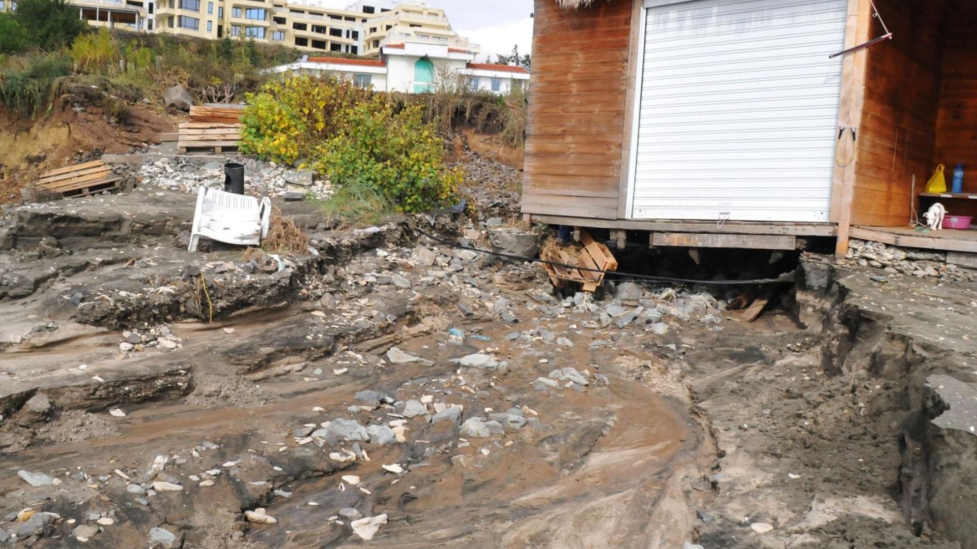 Къщи намиращи се близо до брега са застрашени след като