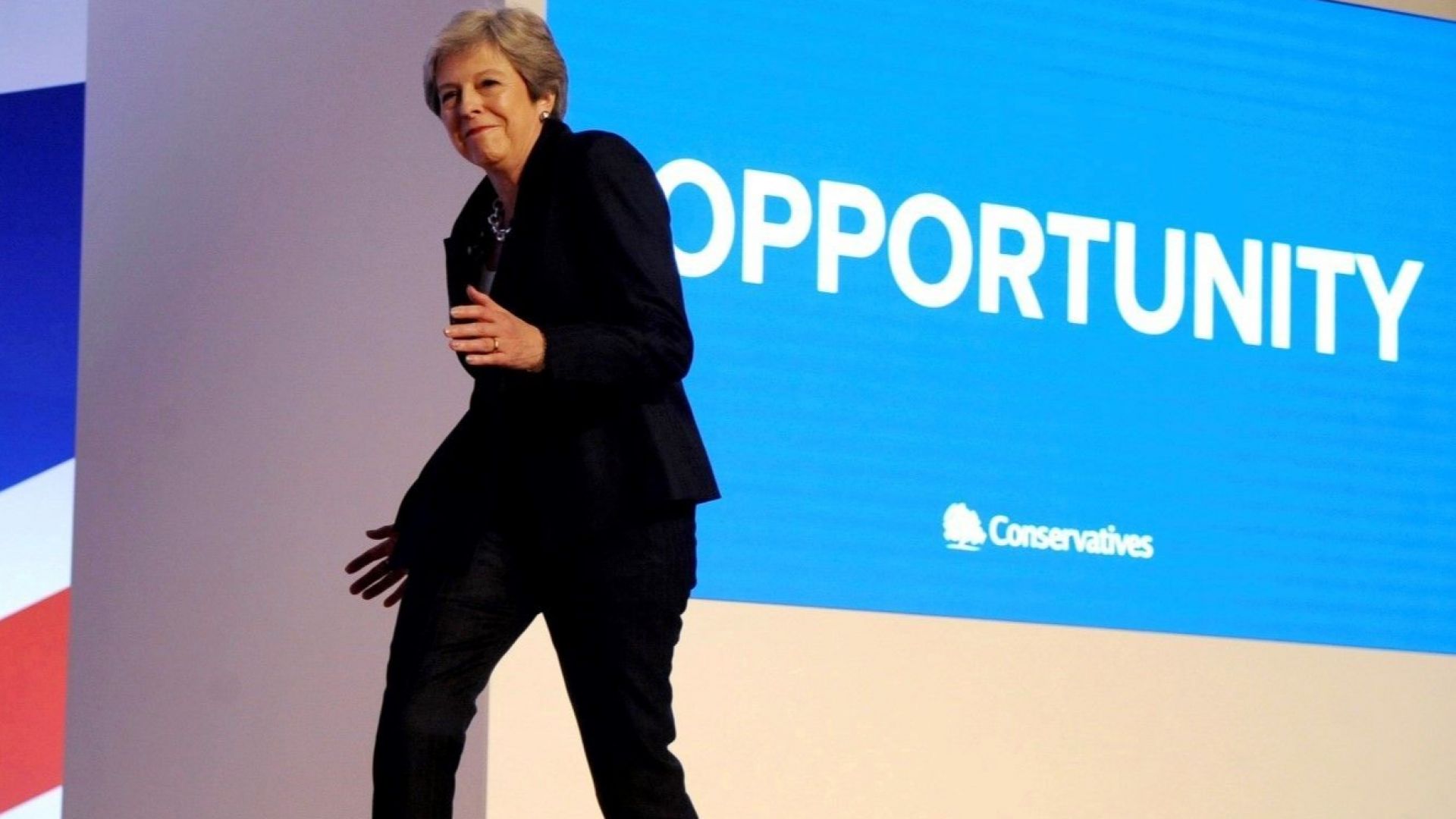 Британският премиер Тереза Мей отново стана обект на коментари след