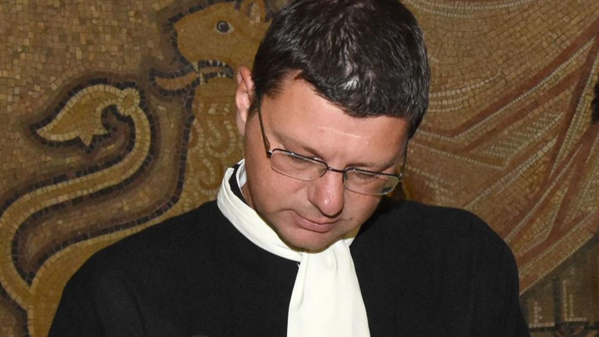 Виж още ГЕРБ и Патриотите предлагат Красимир Влахов за КС