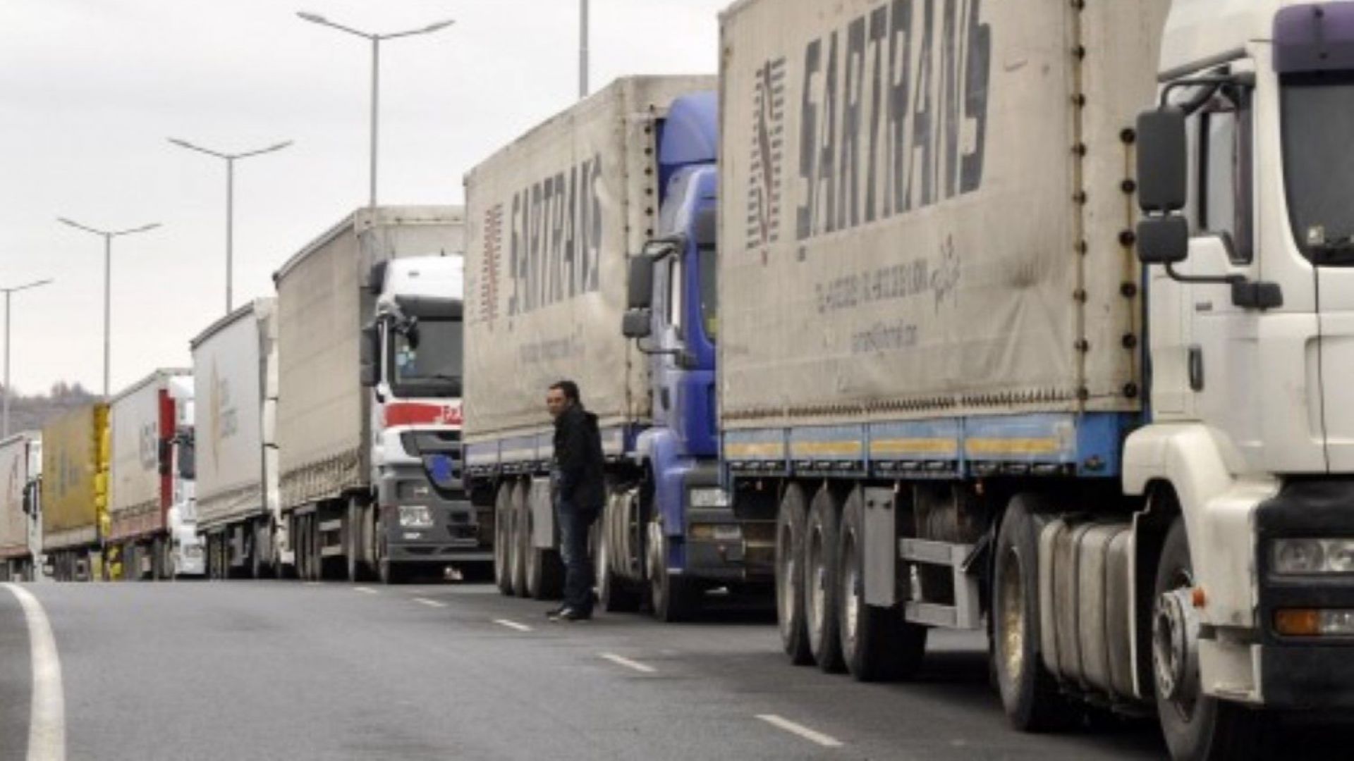 Километрични опашки от камиони на "Дунав мост" при Русе