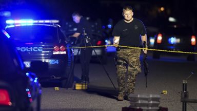 Петима души бяха убити и най малко 34 ранени при серия