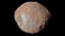 Сондата открива "неизвестни характеристики" в марсианската луна Фобос