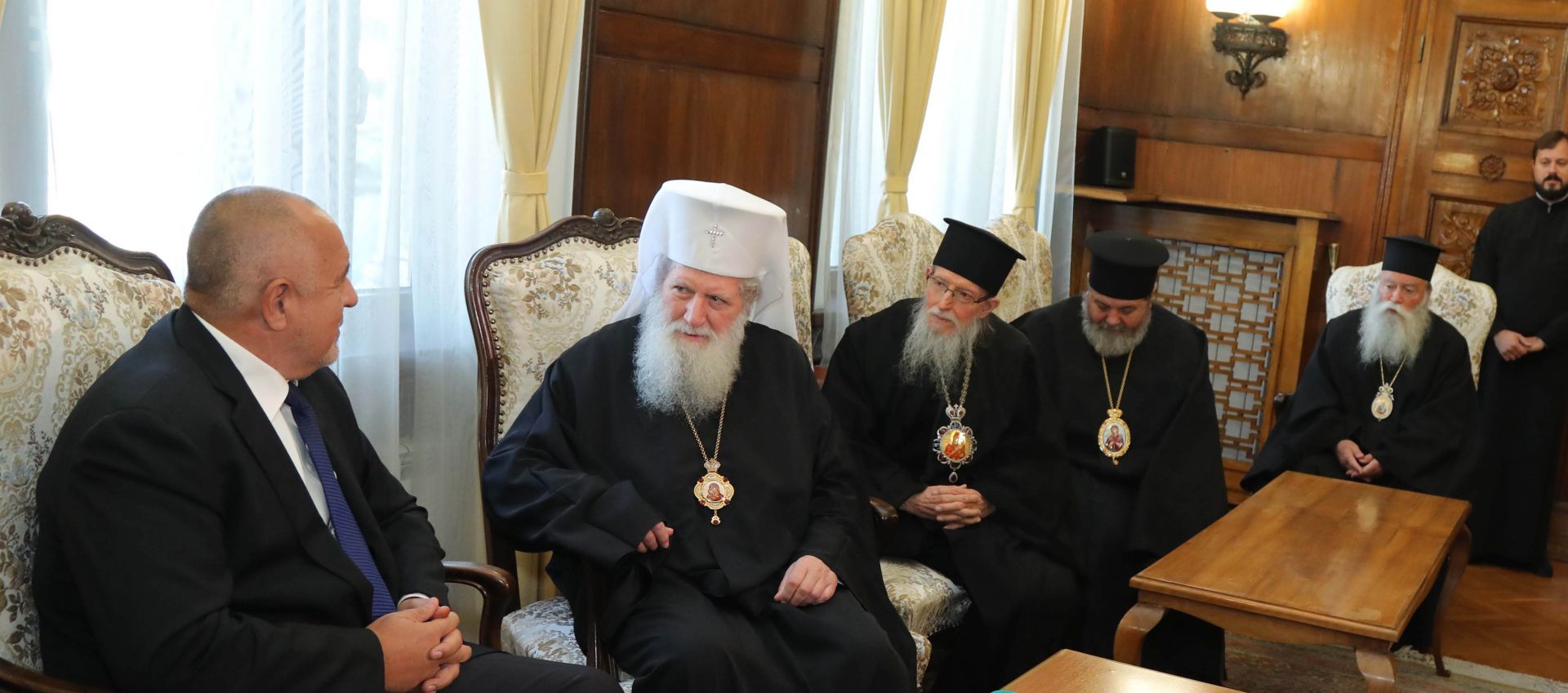 Бойко Борисов наскоро разговаря с Неофит и митрополити за промените в Закона за вероизповеданията