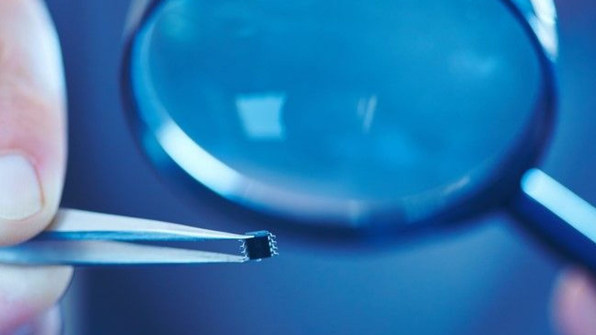 Миниатюрни чипове вградени в произведено в Китай оборудване за американски