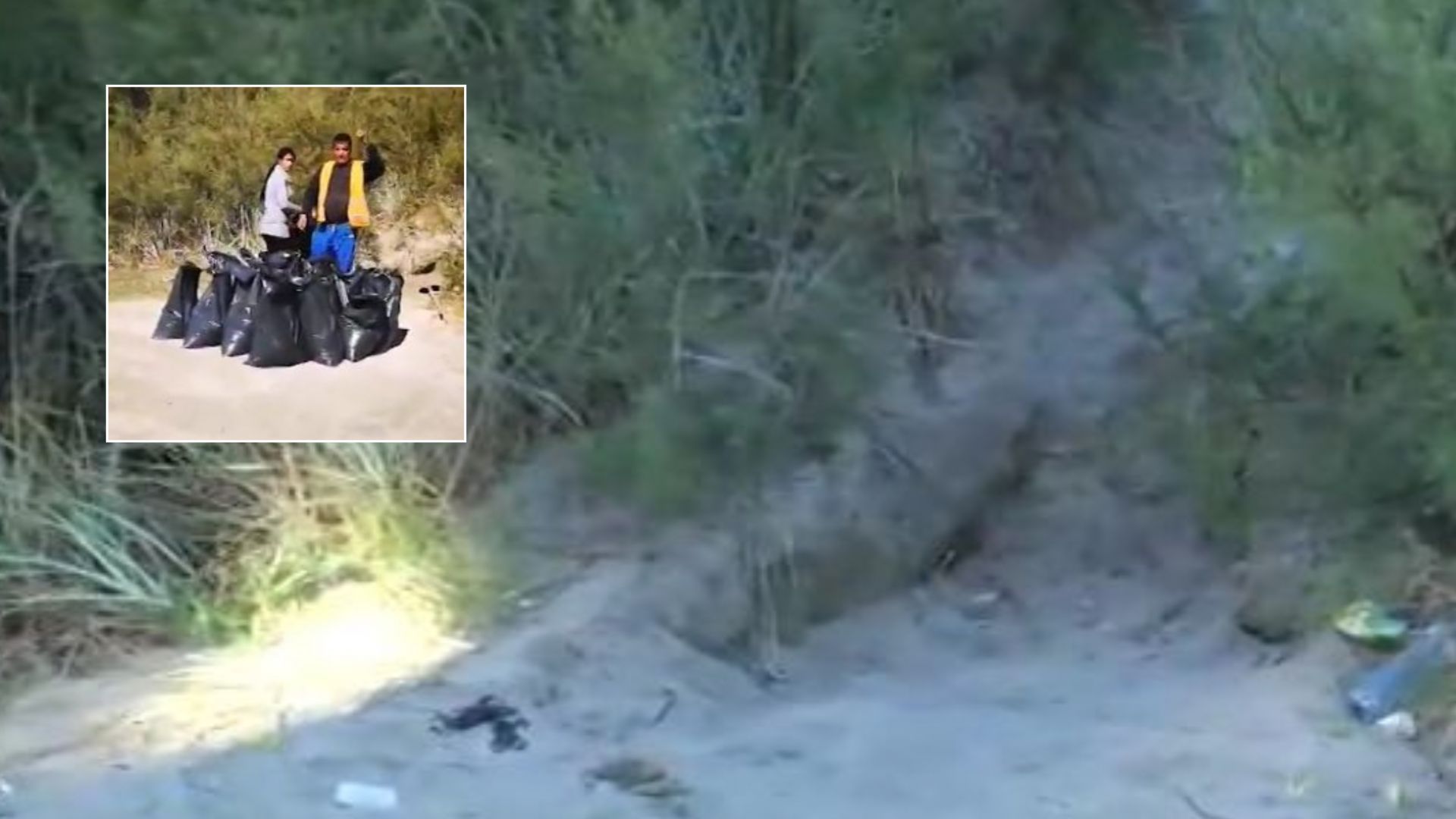 Роми пълнят торби с пясък от плажни дюни в Поморие