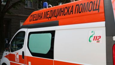 При сблъсък на автомобил с автобус, жена е с опасност за живота 