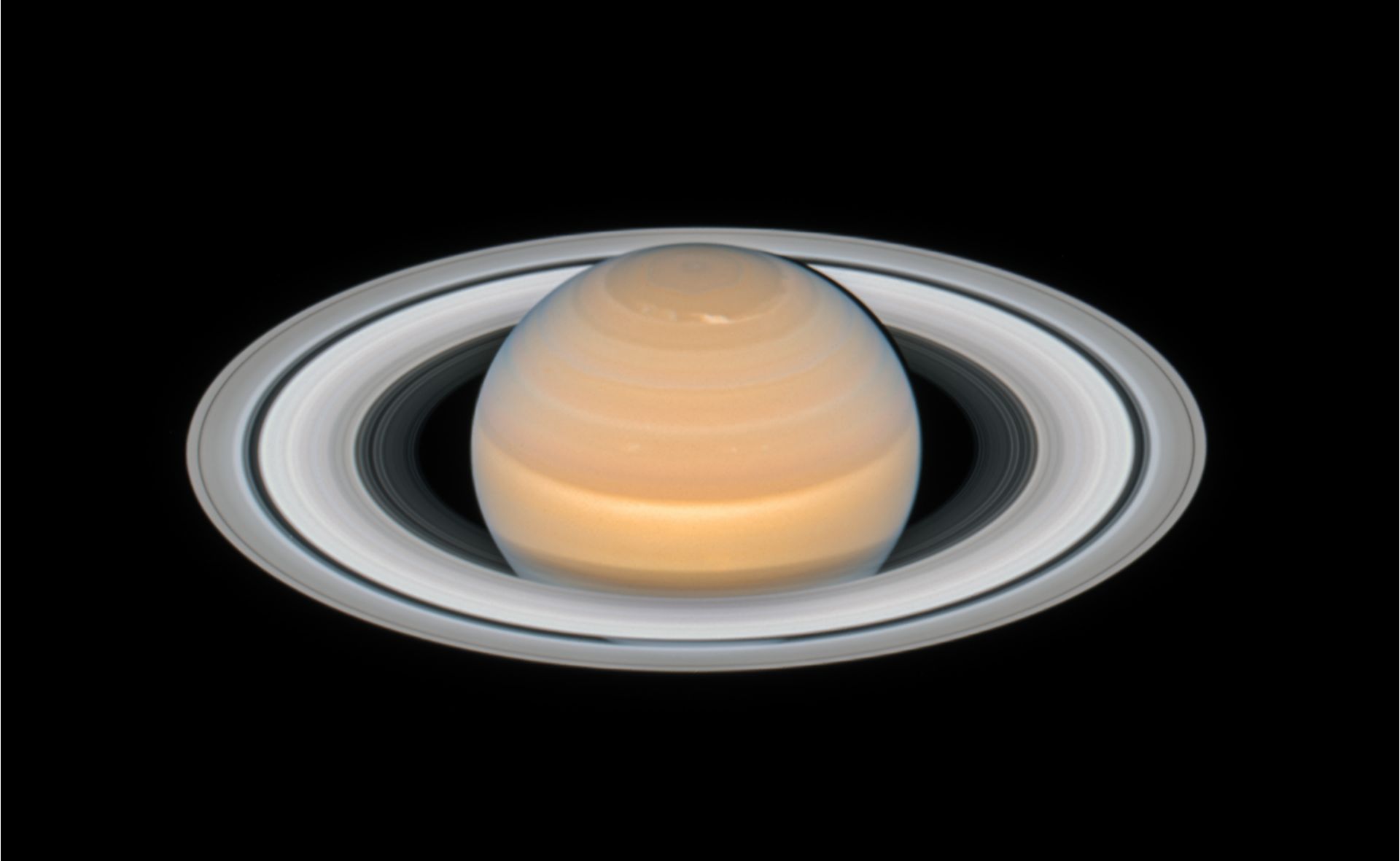 Сатурн, заснет от "Хъбъл"