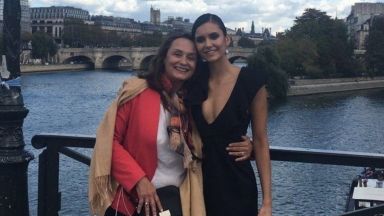 Нина Добрев заведе майка си в Париж за Седмицата на модата
